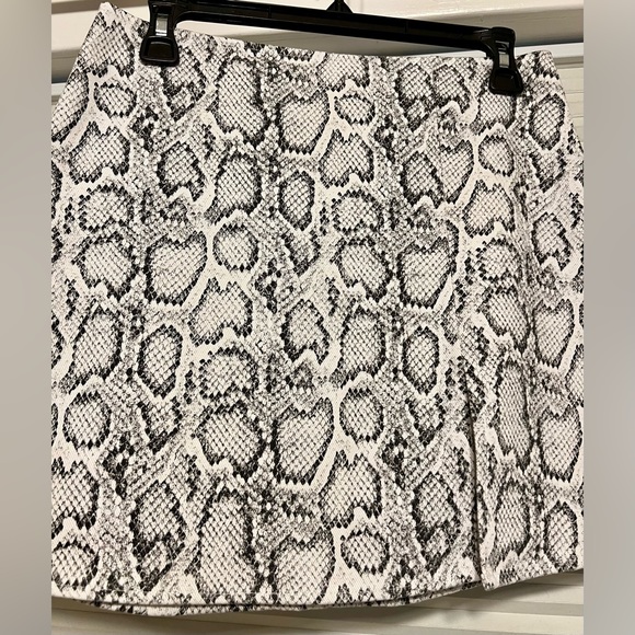 Vici brand white, grey & black snakeskin print mini skirt with slit size Medium - Picture 4 of 14